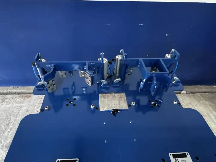 Gabarito de solda com base azul e grampos de fixação