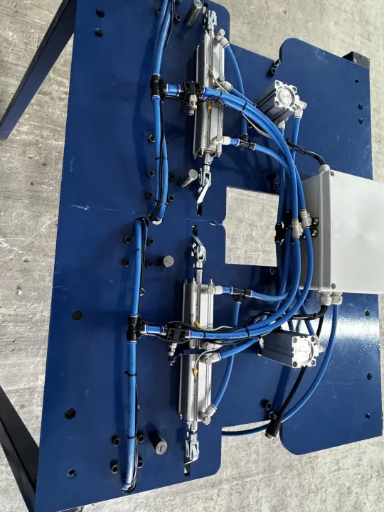Detalhe da instalação pneumática de um gabarito de solda