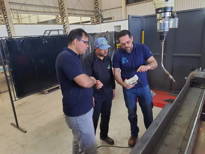 Treinamento prático em célula de soldagem robotizada