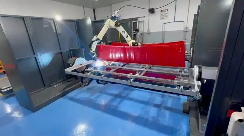 Soldagem de peça longa na célula robotizada